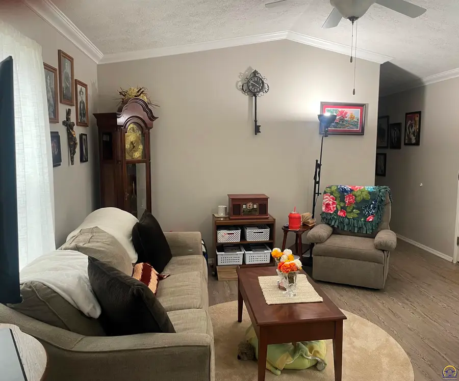 123 SE 46th Ct, Topeka, KS 66609 - Image #2