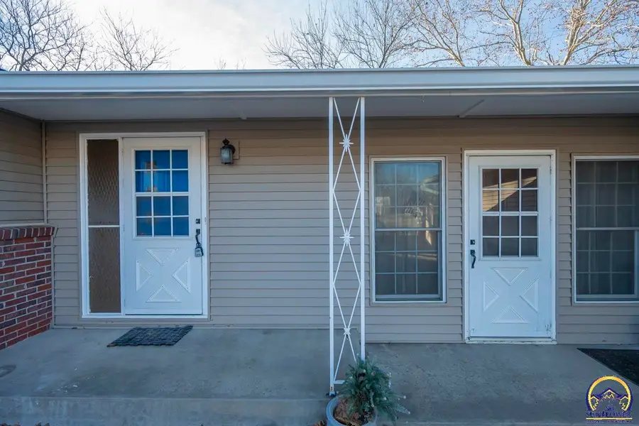 4001 NW Pocahontas Dr, Topeka, KS 66618 - Image #3