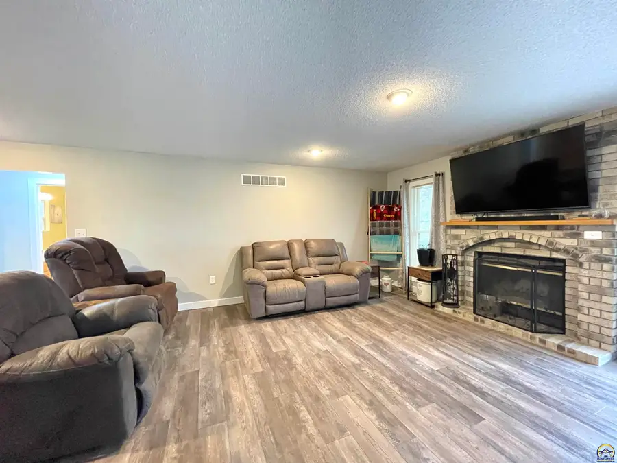 1836 SW Urish Rd, Topeka, KS 66615 - Image #3