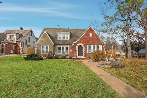 1303 SW Pembroke Ln, Topeka, KS 66604