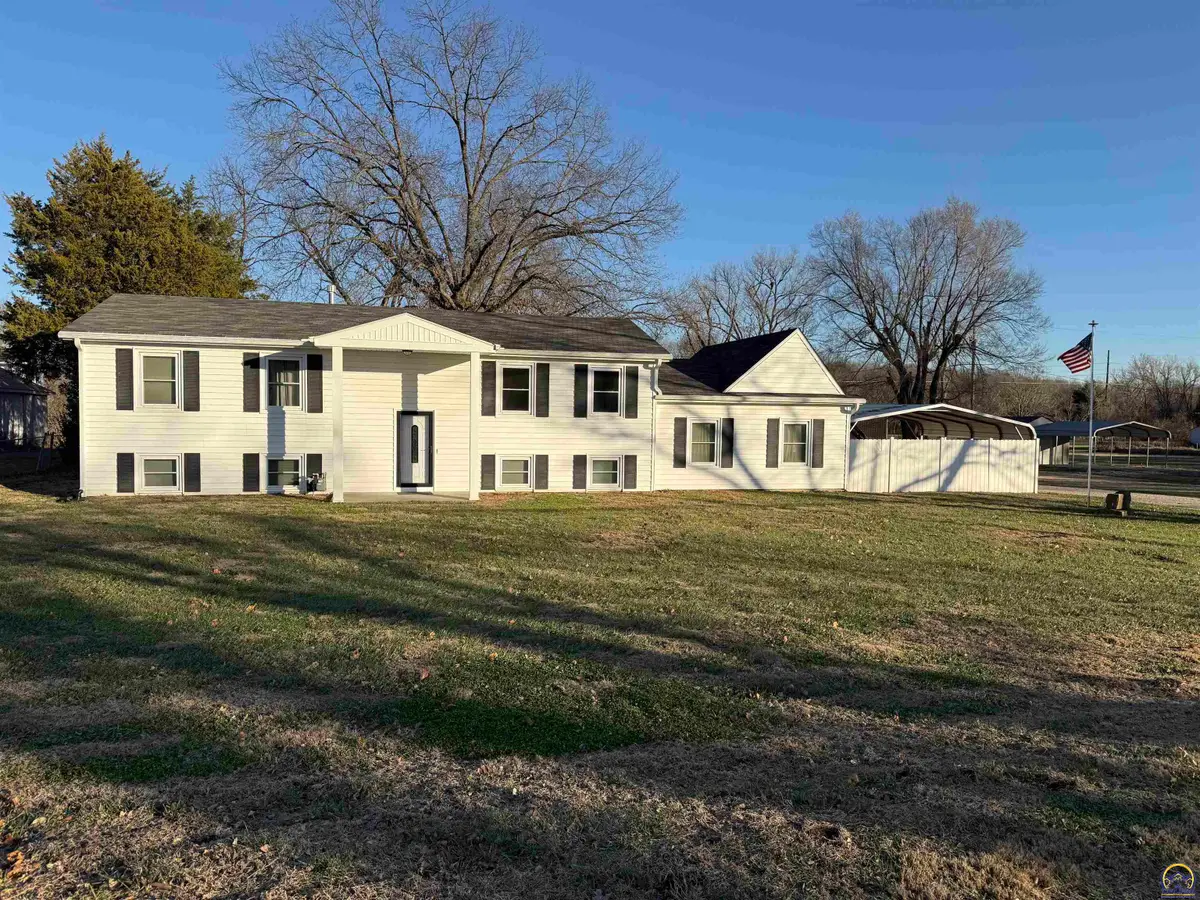 220 SE Arapaho Rd, Tecumseh, KS 66542 - Image #1