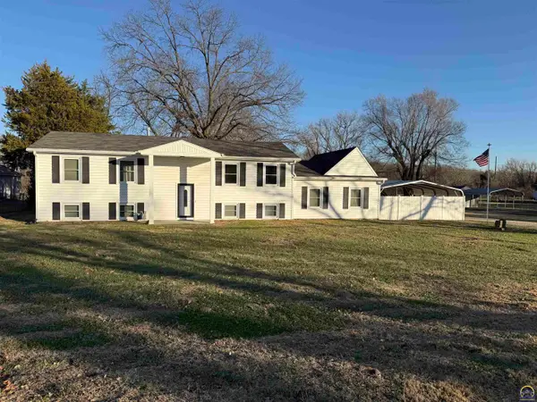 220 SE Arapaho Rd, Tecumseh, KS 66542