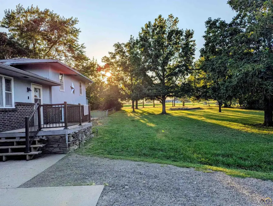 16500 Cameron Cir, Wamego, KS 66547 - Image #2