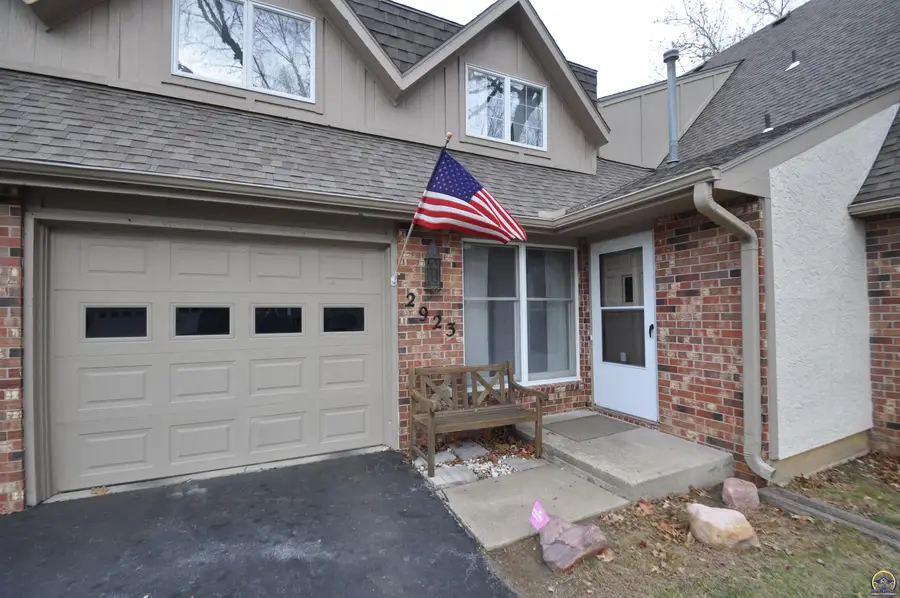 2923 SW Foxcroft 3 Ct, Topeka, KS 66614 - Image #2