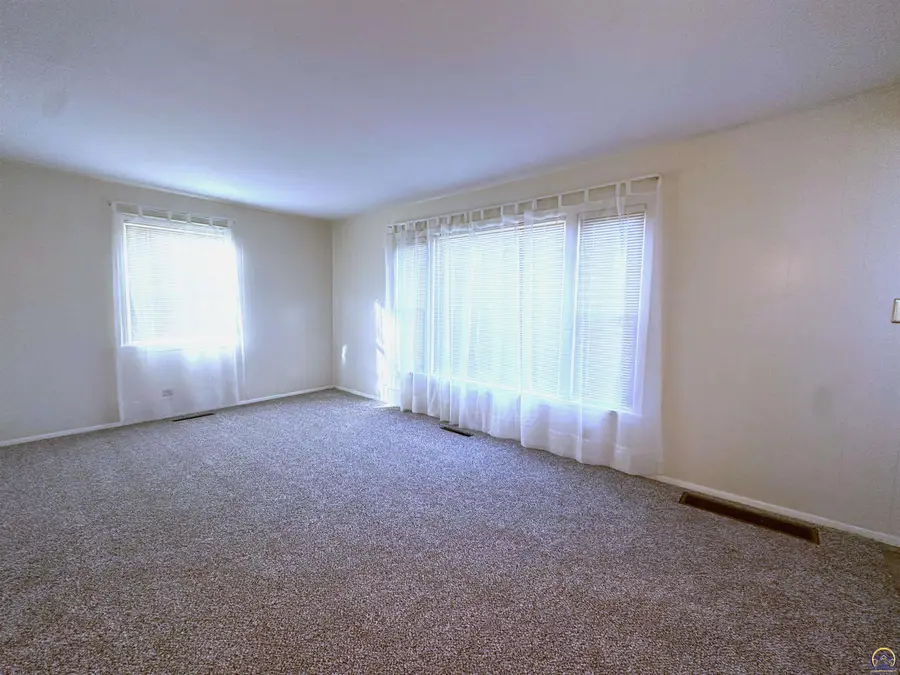 4201 SW Stratford Rd, Topeka, KS 66604 - Image #2