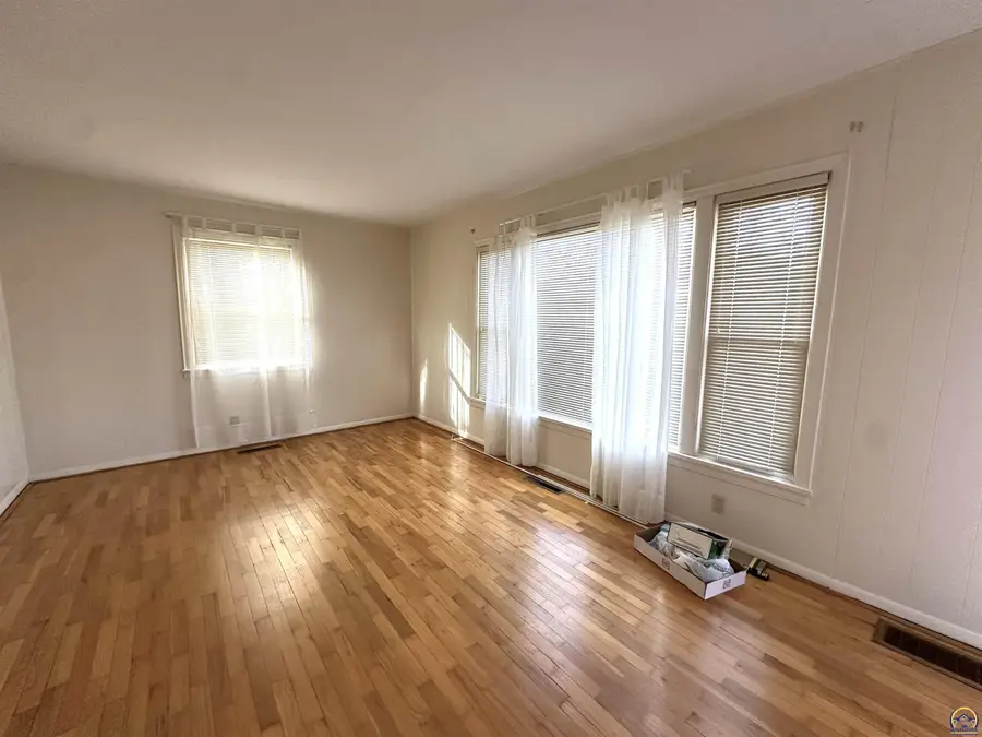 4201 SW Stratford Rd, Topeka, KS 66604 - Image #3