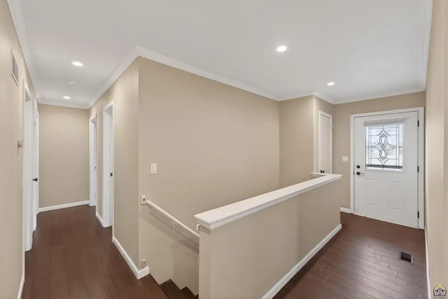 2806 SW Arvonia Pl, Topeka, KS 66614 - Image #2