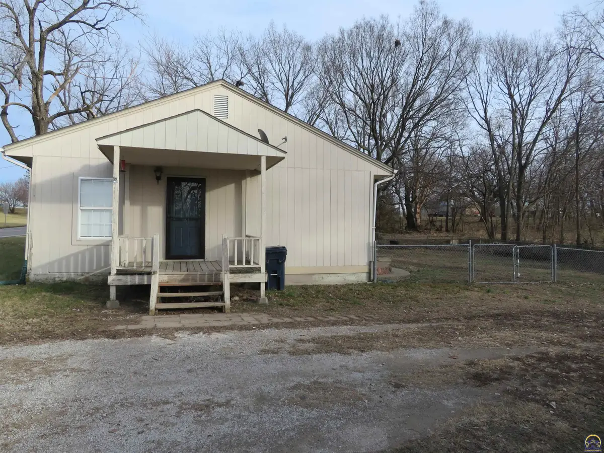411 W Lake St, McLouth, KS 66054 - Image #1