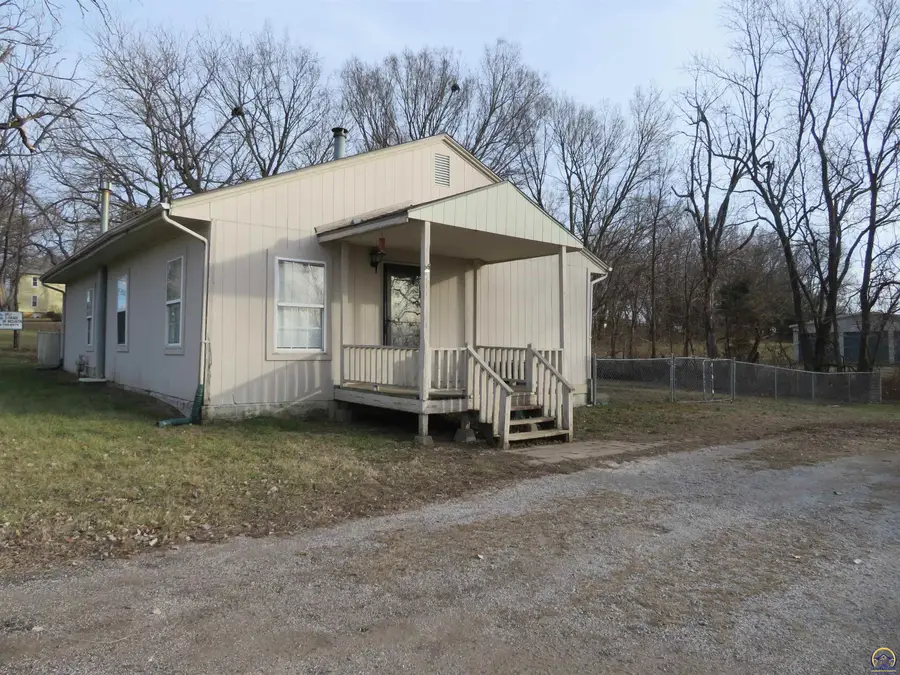 411 W Lake St, McLouth, KS 66054 - Image #2