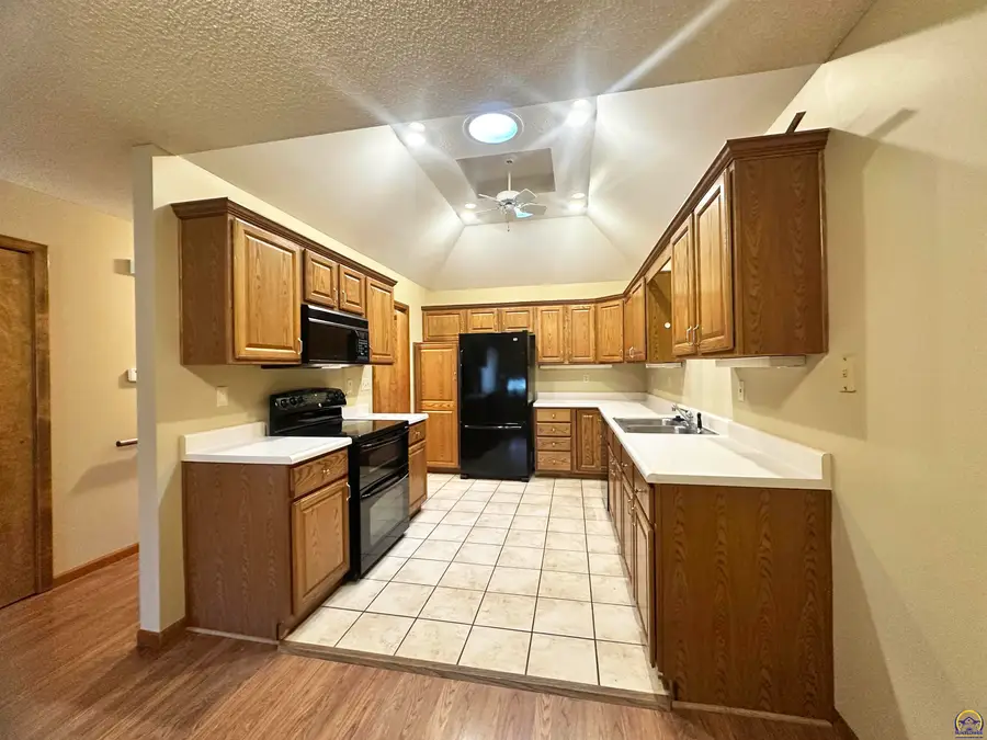 3360 SW Chelsea Cir, Topeka, KS 66614 - Image #2