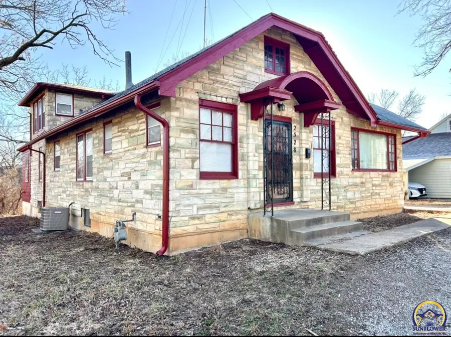 2528 SW Washburn Ave, Topeka, KS 66611 - Image #2