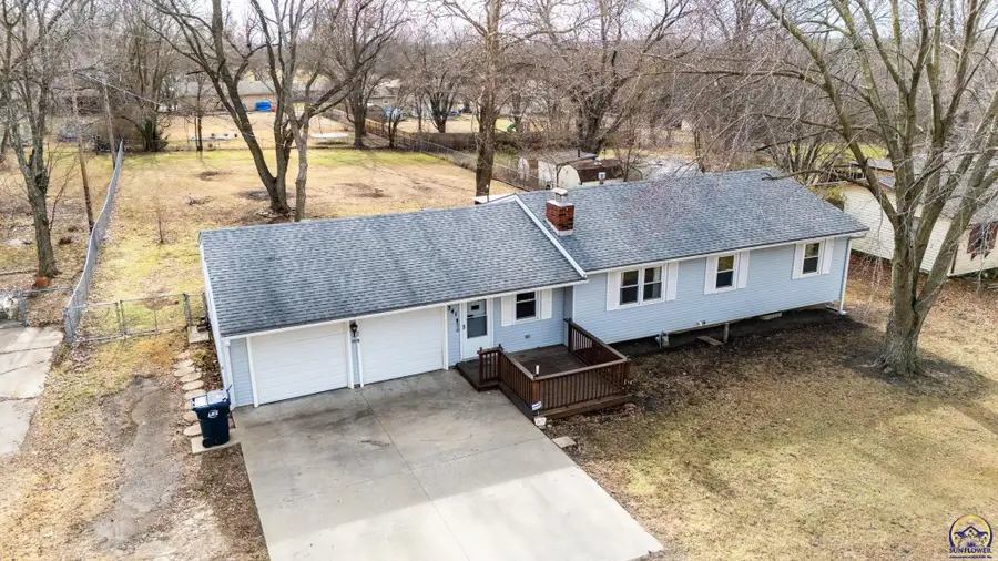 341 NE Monhollon Dr, Topeka, KS 66617 - Image #2