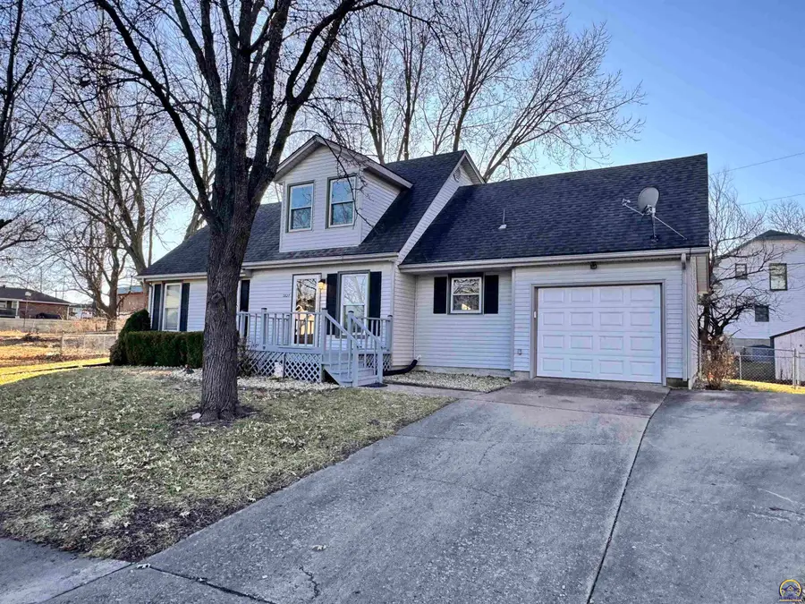 2827 SE Glenside Ct, Topeka, KS 66605 - Image #2