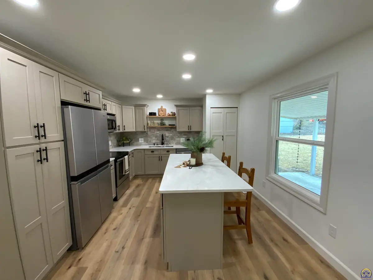 2921 SW Moundview Ct, Topeka, KS 66614 - Image #1