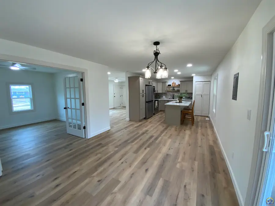 2921 SW Moundview Ct, Topeka, KS 66614 - Image #2