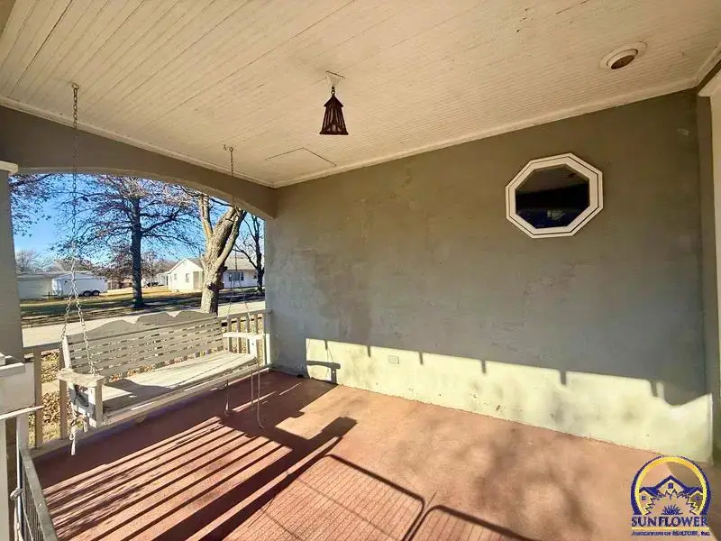 214 Oregon St, Hiawatha, KS 66434 - Image #2