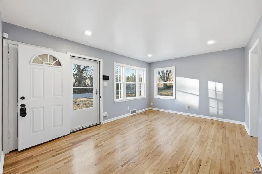 2116 SW Plass Ave, Topeka, KS 66611 - Image #2
