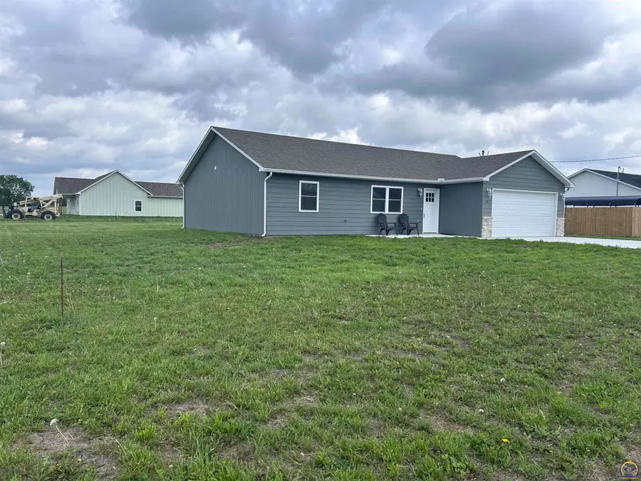 215 Sycamore St, Americus, KS 66835 - #2