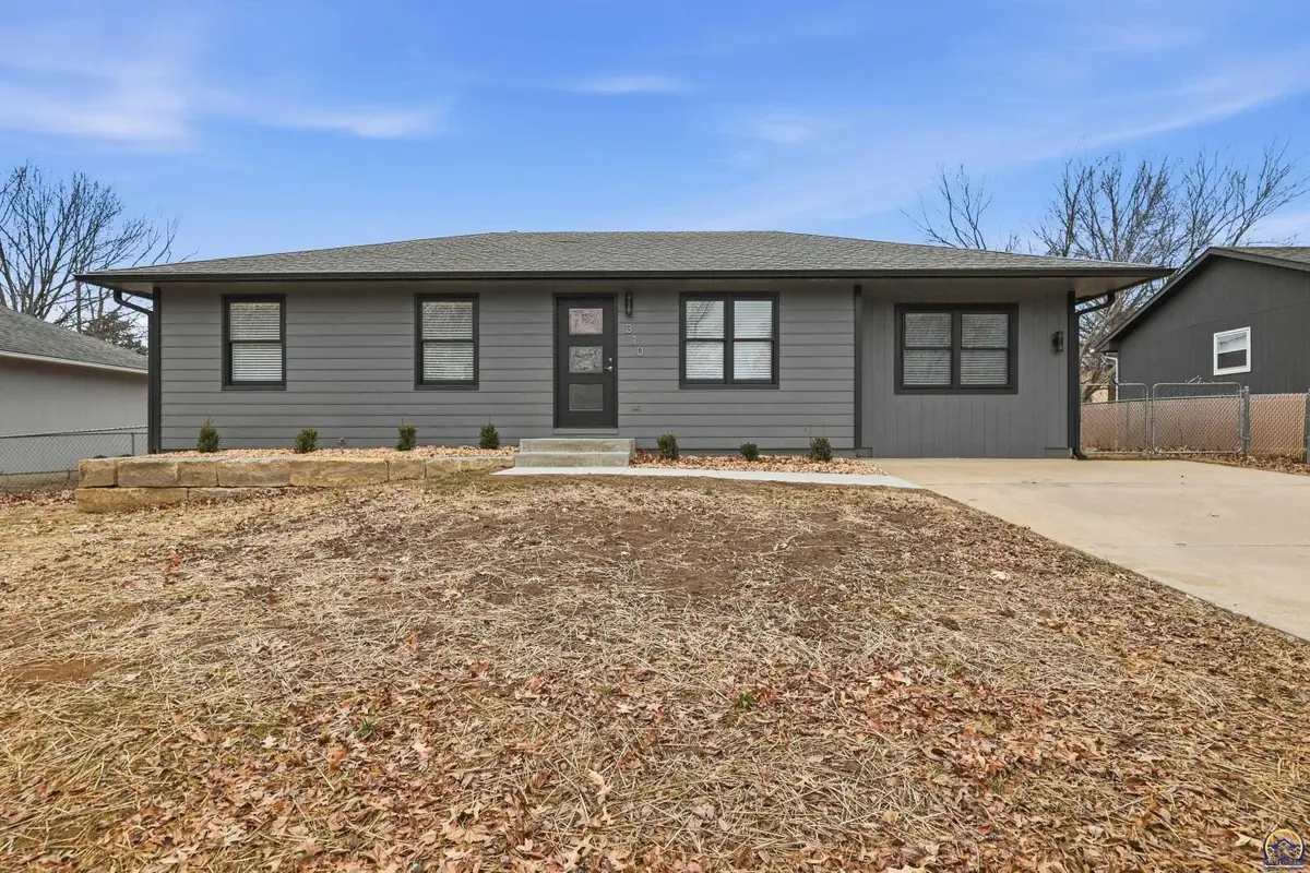 310 Kellogg Ln, Auburn, KS 66402 - #1
