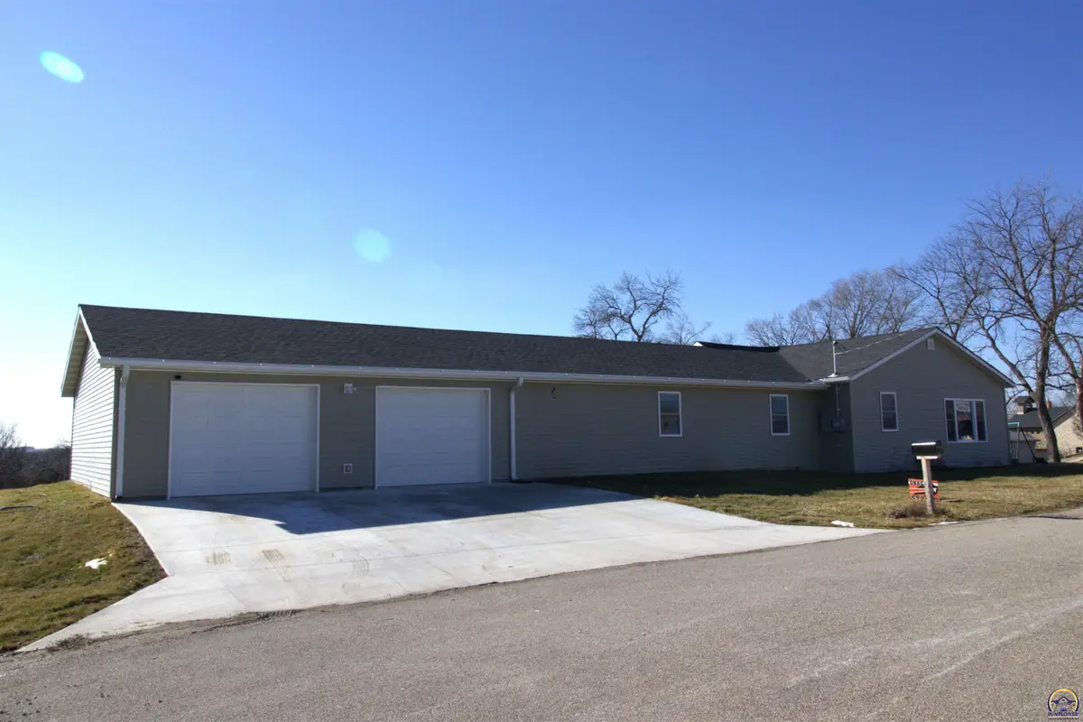 417 E 4th St, Onaga, KS 66521 - #1
