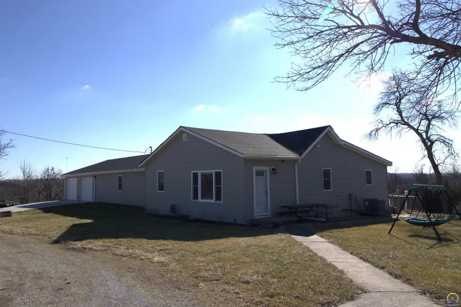 417 E 4th St, Onaga, KS 66521 - #2