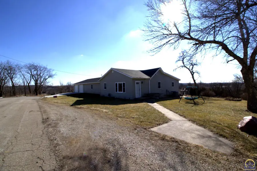 417 E 4th St, Onaga, KS 66521 - #3