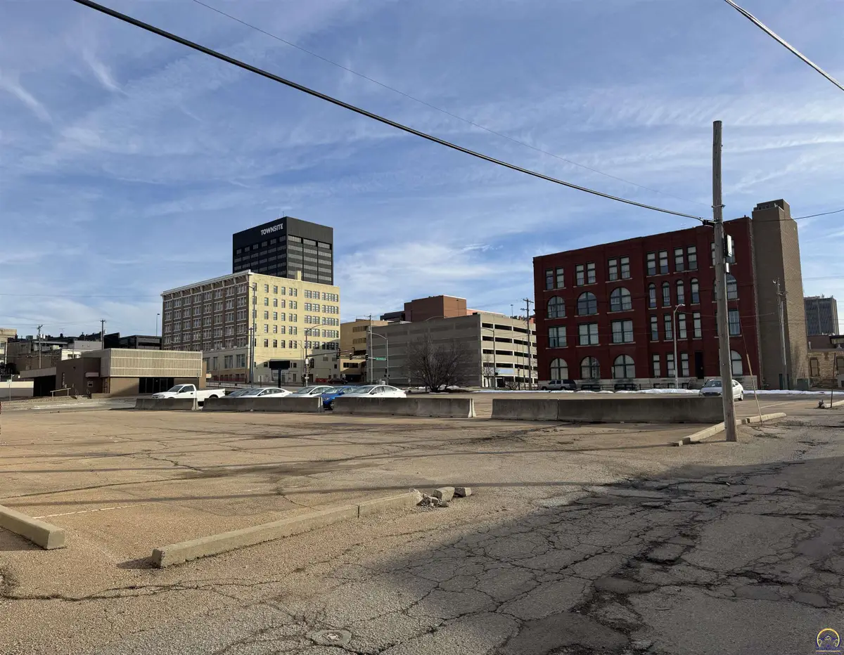 204 SW 5th St, Topeka, KS 66603 - #1