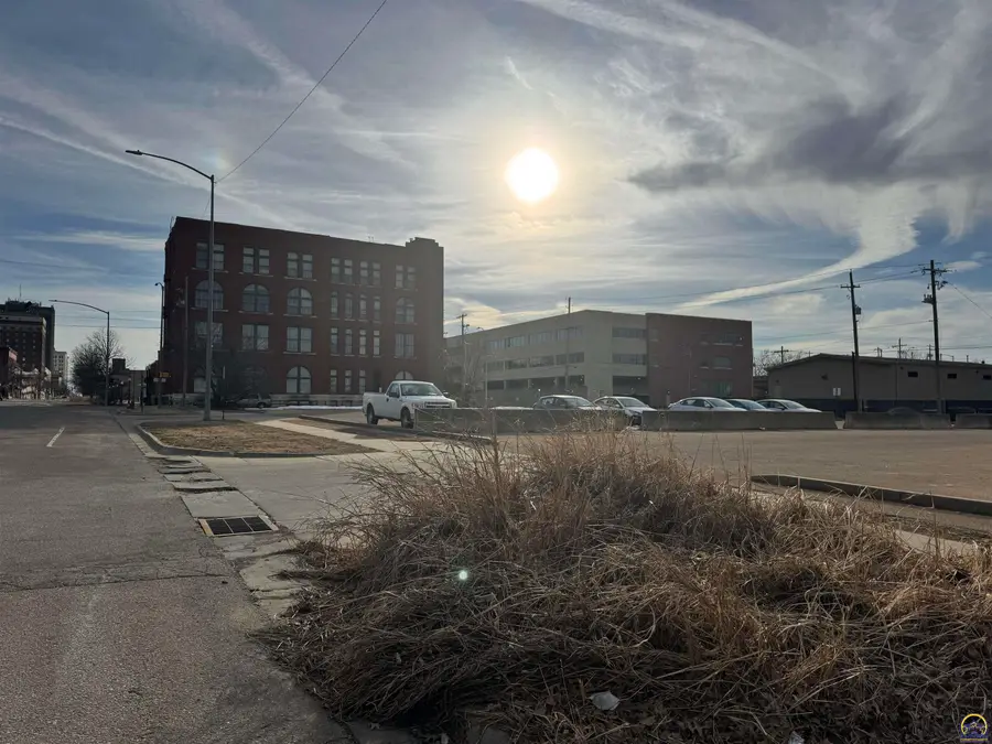 204 SW 5th St, Topeka, KS 66603 - #2