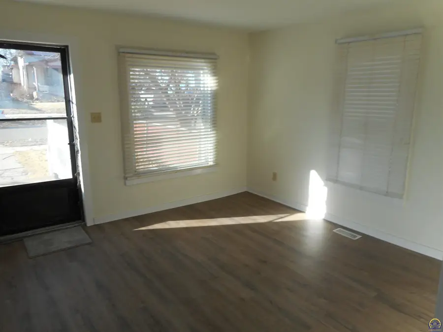 912 SW Jewell Ave, Topeka, KS 66606 - #3