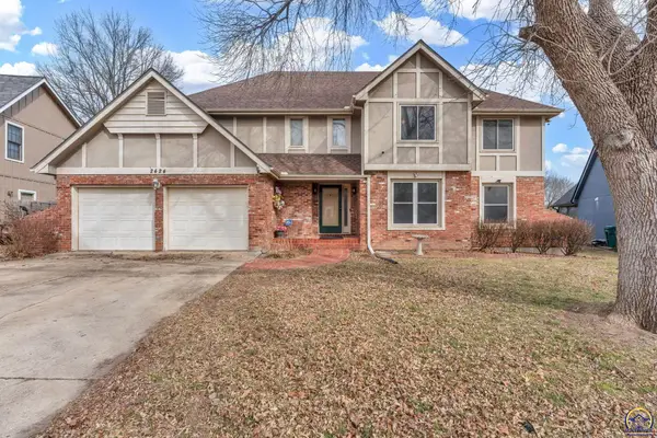 2424 SW Pepperwood Cir, Topeka, KS 66614
