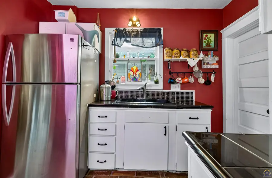 435 SW Elmwood Ave, Topeka, KS 66606 - #2