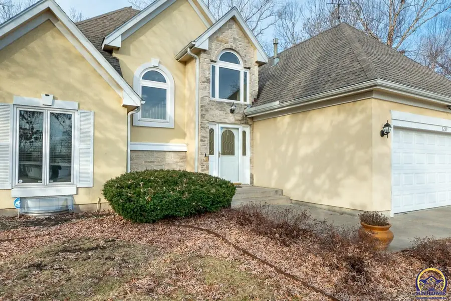 6239 SW 38th Pl, Topeka, KS 66610 - #2