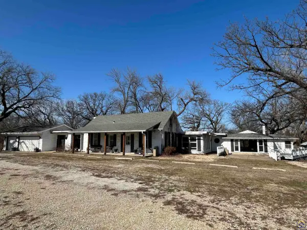 2748 SE 29th St, Topeka, KS 66605