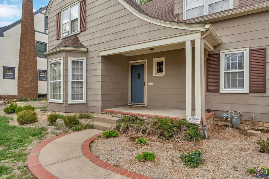 3030 SW Clark Ct, Topeka, KS 66604 - #3