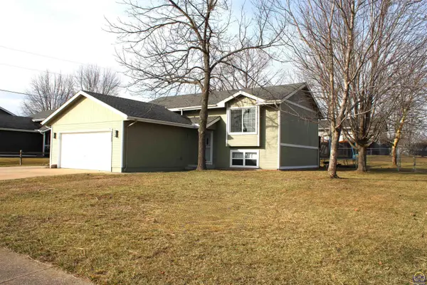 2325 SW Romar Rd, Topeka, KS 66614