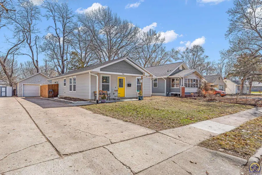 916 SW Warren Ave, Topeka, KS 66606 - #2