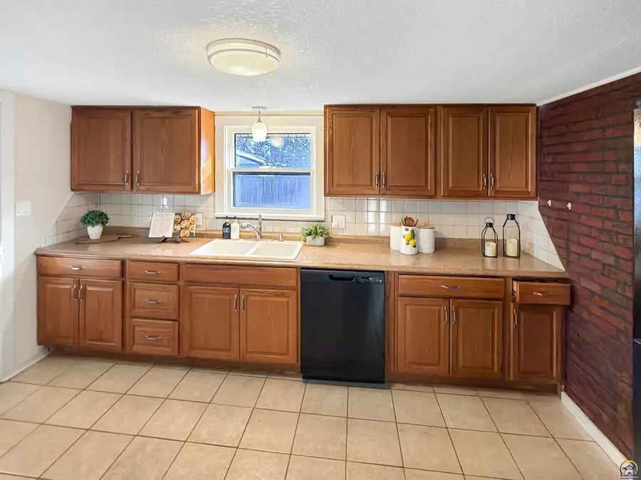 1014 NE Poplar St, Topeka, KS 66616 - #2