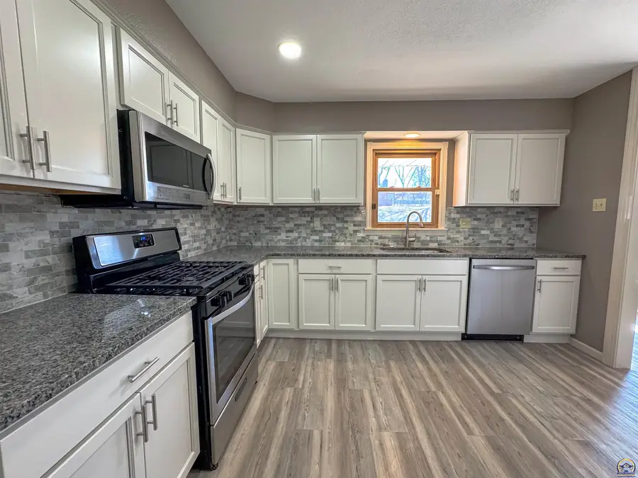 4330 SE 25th St, Topeka, KS 66605 - #3