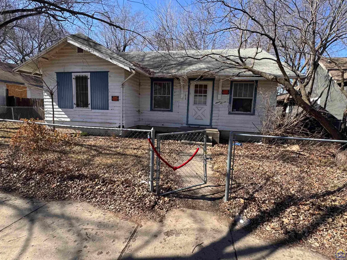 711 SE Lawrence St, Topeka, KS 66607 - #1
