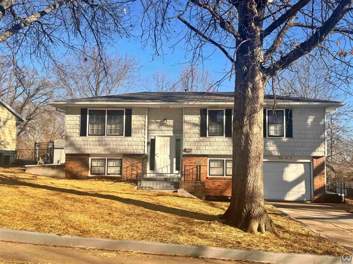 3210 SW 32nd St, Topeka, KS 66614 - #1