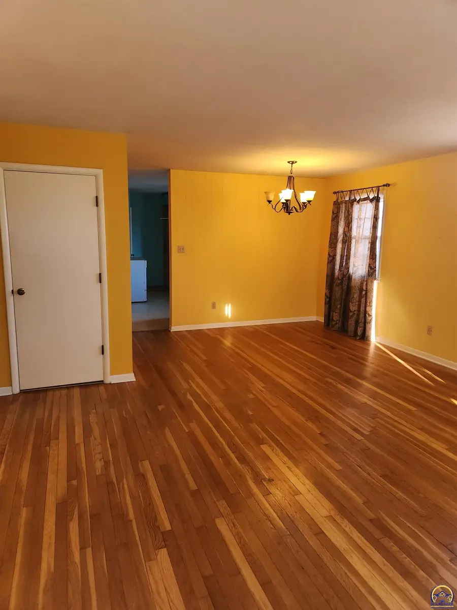723 SW Cambridge Ave, Topeka, KS 66606 - #2