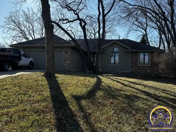 6701 SW Swonthold Rd, Topeka, KS 66614