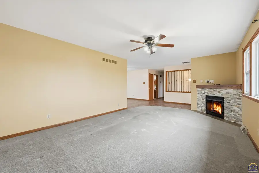 2879 27th St, Topeka, KS 66617 - #2