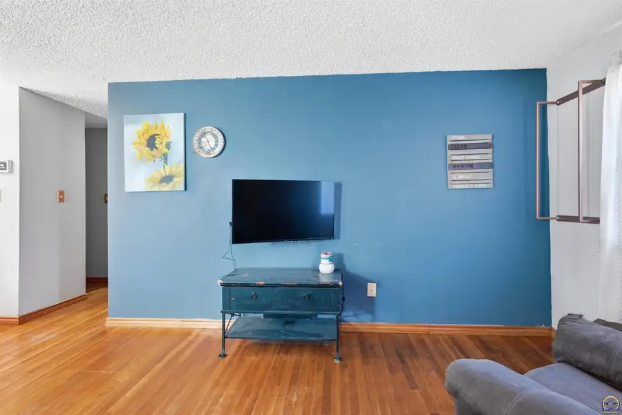 6800 SW Crestwood Dr, Topeka, KS 66619 - #3