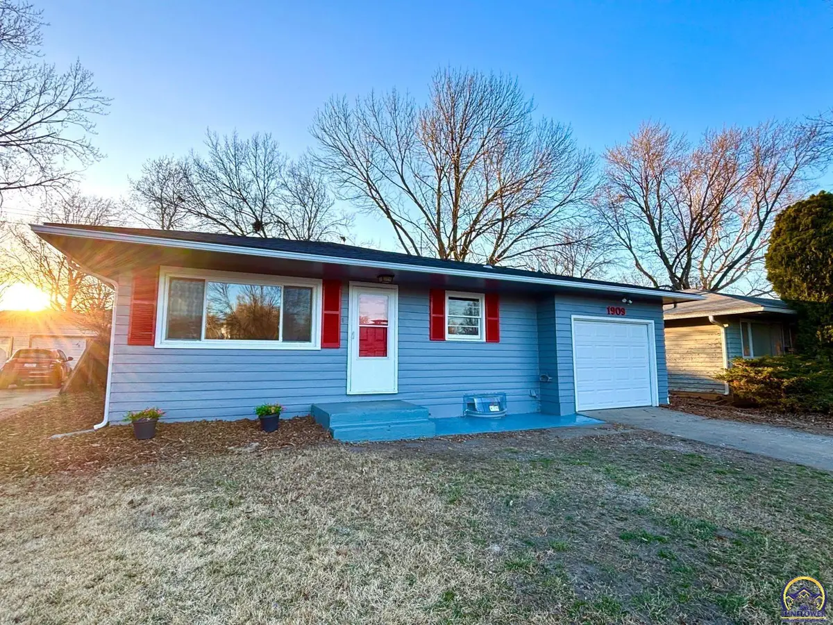 1909 SW Crest Dr, Topeka, KS 66604 - #1