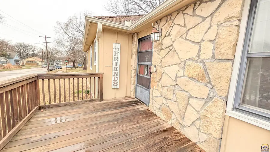 916 W 7th Ave, Emporia, KS 66801 - #3