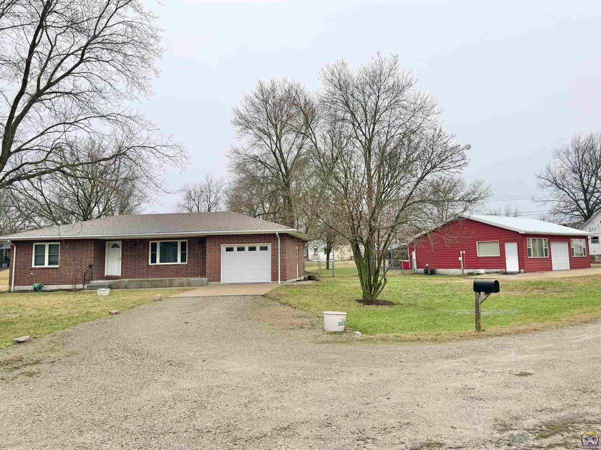 111 Garrettson St, Burlington, KS 66839 - #1