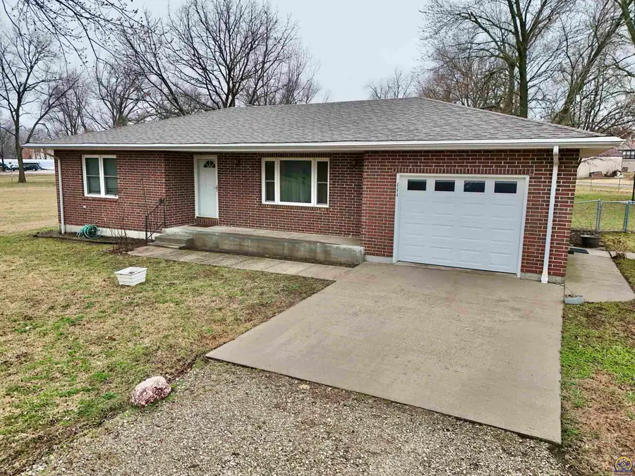 111 Garrettson St, Burlington, KS 66839 - #2