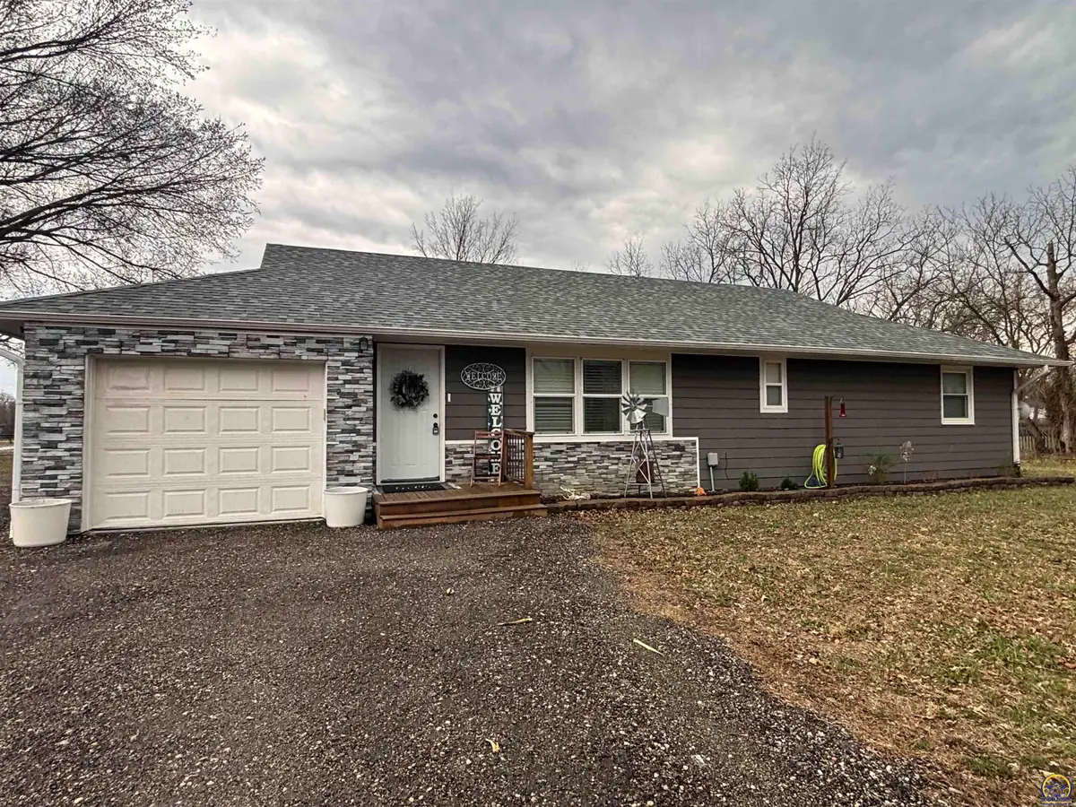 415 E Park Ave, Hartford, KS 66854 - #1