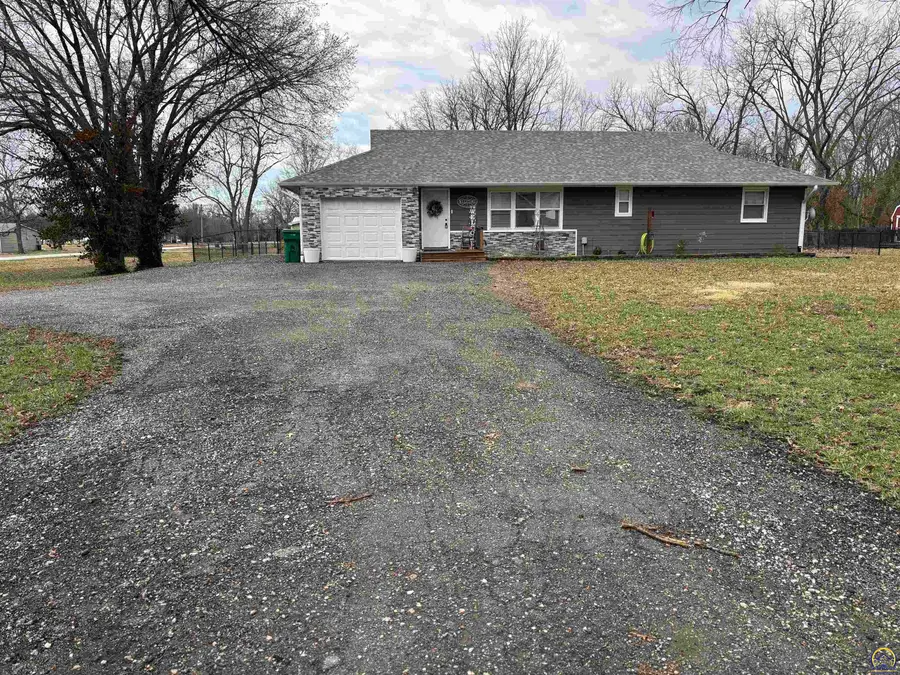 415 E Park Ave, Hartford, KS 66854 - #2